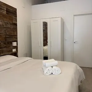 Hermoso Piso A 3 Min De La Estacion De Bus Y Tren Ave Apartamento